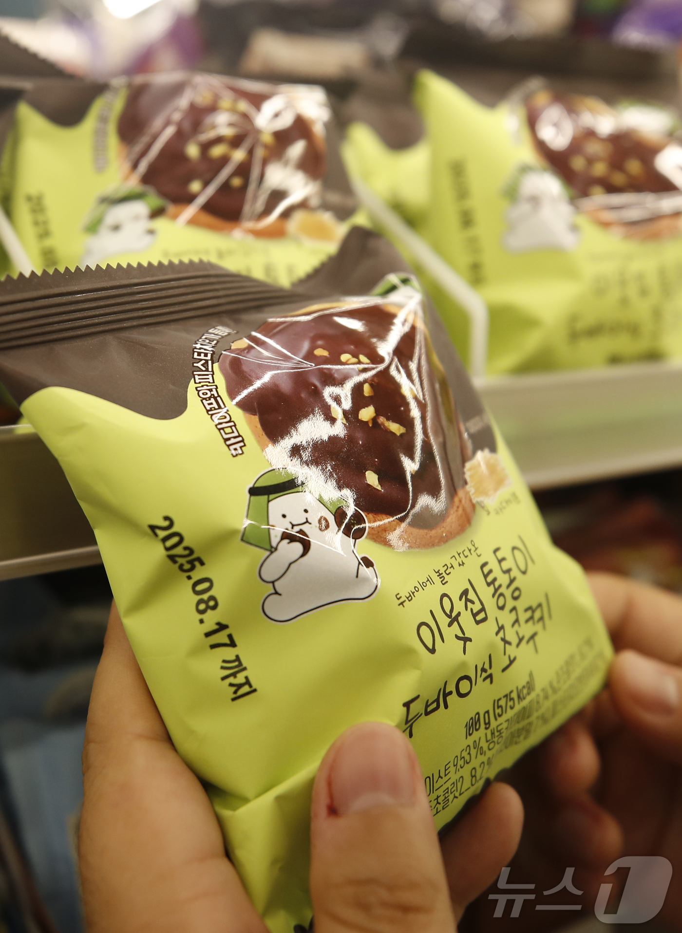 (서울=뉴스1) 권현진 기자 = 18일 서울 강남구 CU BGF를 찾은 한 고객이 '이웃집 통통이 두바이식 초코쿠키'를 보고 있다.CU는 오리지널 두바이 초콜릿에 들어가는 카다이프 …