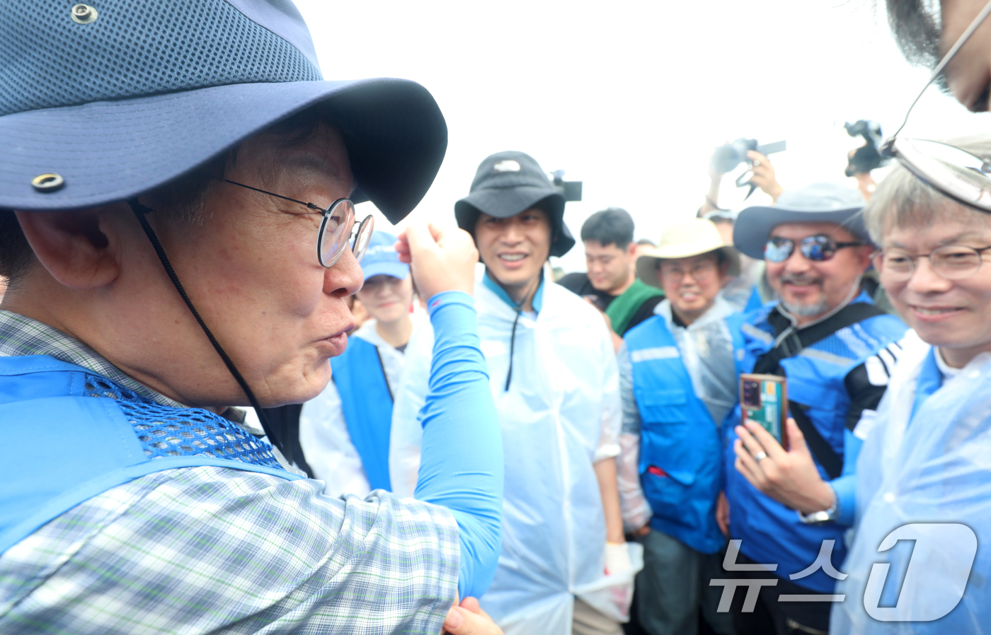 (익산=뉴스1) 유경석 기자 = 이재명 더불어민주당 당대표 후보가 18일 전북자치도 익산시 망성면 수해 피해 현장을 찾아 복구 지원 활동에 앞서 준비를 하고 있다. 2024.7.1 …