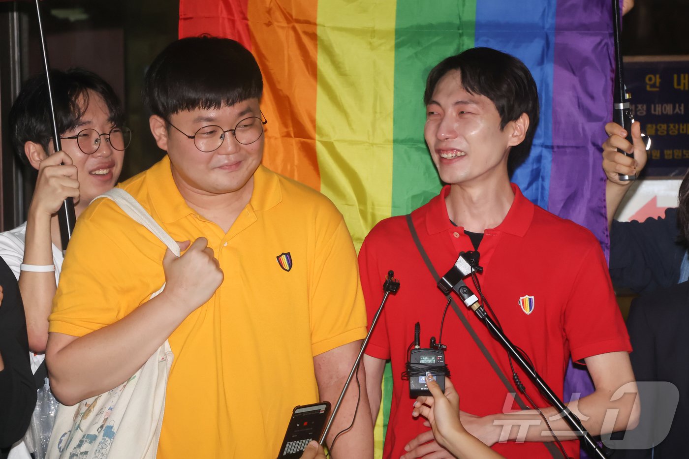 본문 이미지 - 동성 부부 소성욱씨와 김용민씨가 18일 서울 서초구 대법원 앞에서 미소짓고 있다. 이날 대법원 전원합의체는 소성욱씨가 국민건강보험공단을 상대로 낸 보험료부과처분 취소소송 상고심에서 원고 승소 판결한 원심을 확정했다. 2024.7.18/뉴스1 ⓒ News1 김도우 기자