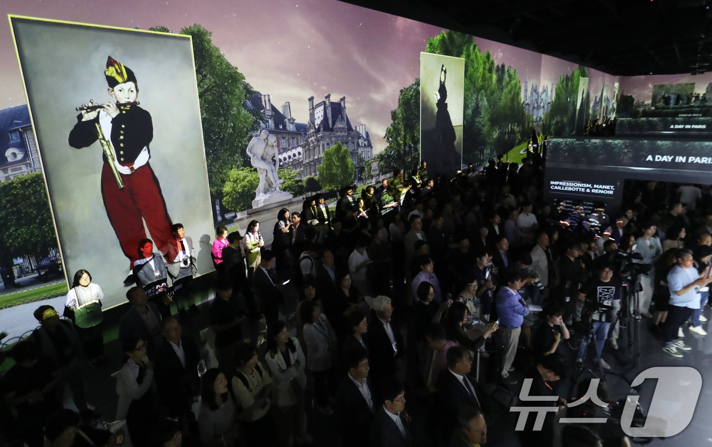 본문 이미지 - 18일 오후 부산 영도구 '아르떼뮤지엄 부산'에서 열린 개관식에서 참석자들이 미디어아트 전시관을 둘러보고 있다.  2024.7.18/뉴스1 ⓒ News1 윤일지 기자