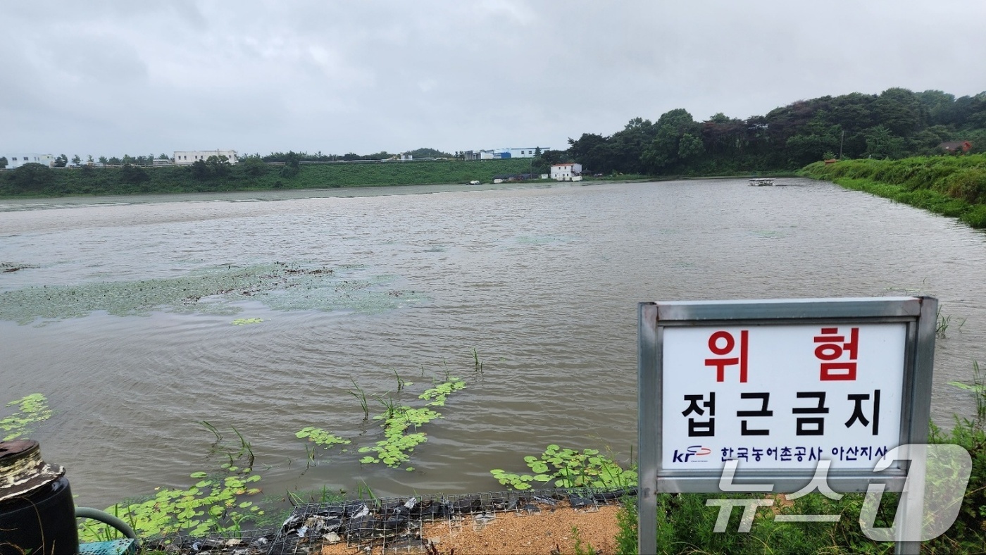 (아산=뉴스1) 이시우 기자 = 18일 충남 아산 인주면 문방저수지 하부 배수로 제방 일부가 폭우로 유실돼 인근 농경지가 침수돼 있다. 2024.7.18/뉴스1