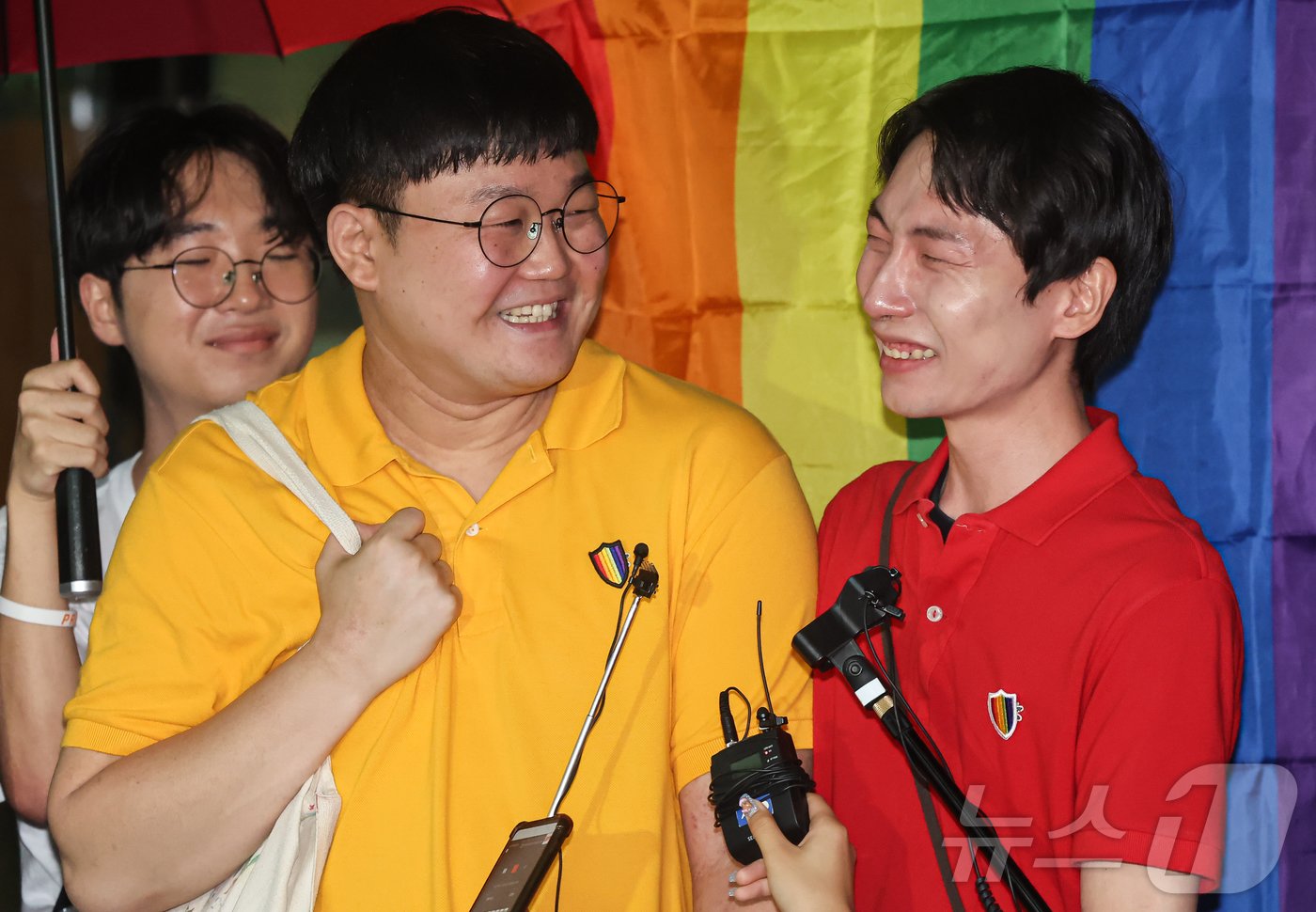 본문 이미지 - 동성 부부 소성욱씨와 김용민씨가 18일 서울 서초구 대법원 앞에서 취재진에 소감을 밝히며 미소짓고 있다. 이날 대법원 전원합의체는 소성욱씨가 국민건강보험공단을 상대로 낸 보험료부과처분 취소소송 상고심에서 원고 승소 판결한 원심을 확정했다. 2024.7.18/뉴스1 ⓒ News1 김도우 기자