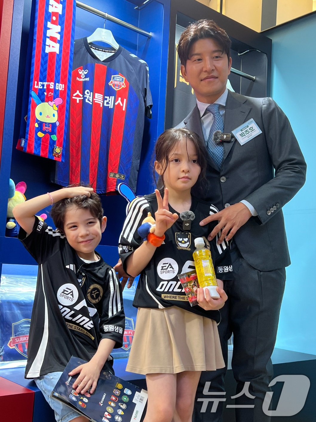 본문 이미지 - 박주호 전 대한축구협회 국가대표전력강화위원이 18일 서울 송파구 롯데월드타워에서 열린 'FC세븐일레븐 with K리그 &times; 산리오 캐릭터즈 팝업스토어사전 오픈 행사'에 참석해 자녀들과 기념촬영을 하고 있다. 2024.7.18/뉴스1 ⓒ News1 이상철 기자