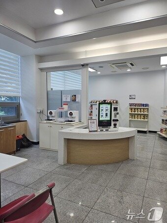 본문 이미지 - 웅상도서관 바람꽃매점 내부.(양산시 제공)