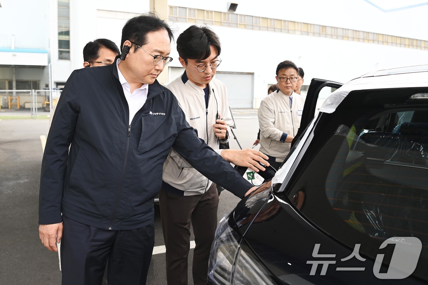 (서울=뉴스1) = 정인교 산업통상자원부 통상교섭본부장이 18일 오후 울산시 북구 현대자동차 울산5공장을 방문, 관계자로부터 운영현황 및 애로사항을 청취하고 있다. (산업통상자원부 …