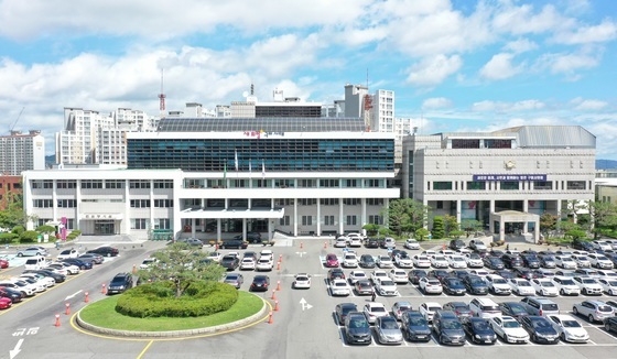 경북 인구감소 지역 '주민 줄었는데 공무원은 늘었다'