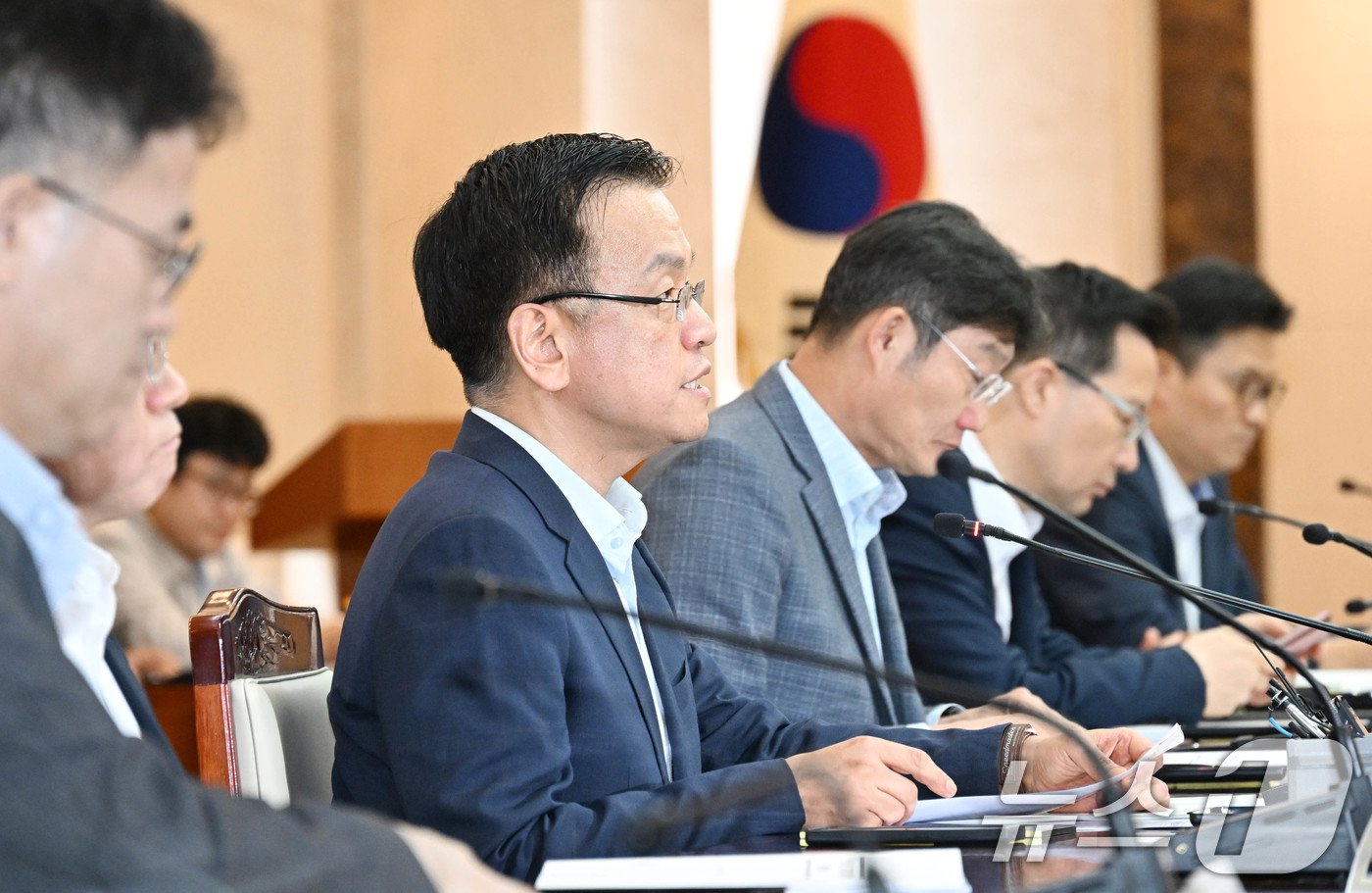 본문 이미지 - 최상목 경제부총리 겸 기획재정부 장관이 지난 18일 오후 서울 종로구 정부서울청사에서 열린 '소상공인 자영업자 종합대책 전달체계 점검회의'에서 모두발언을 하고 있다. (기획재정부 제공)/뉴스1