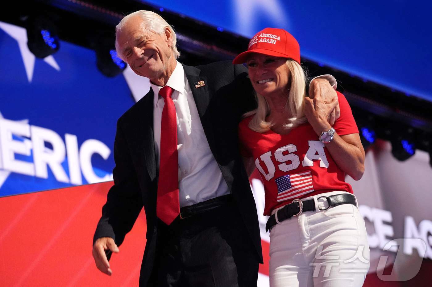 본문 이미지 - 17일(현지시간) 미국 위스콘신주(州) 밀워키에서 열린 공화당 전당대회에 피터 나바로 전 백악관 국장이 여자친구와 함께 무대에서 내려오고 있다. 2024.07.17/뉴스1 ⓒ AFP=뉴스1 ⓒ News1 조소영 기자