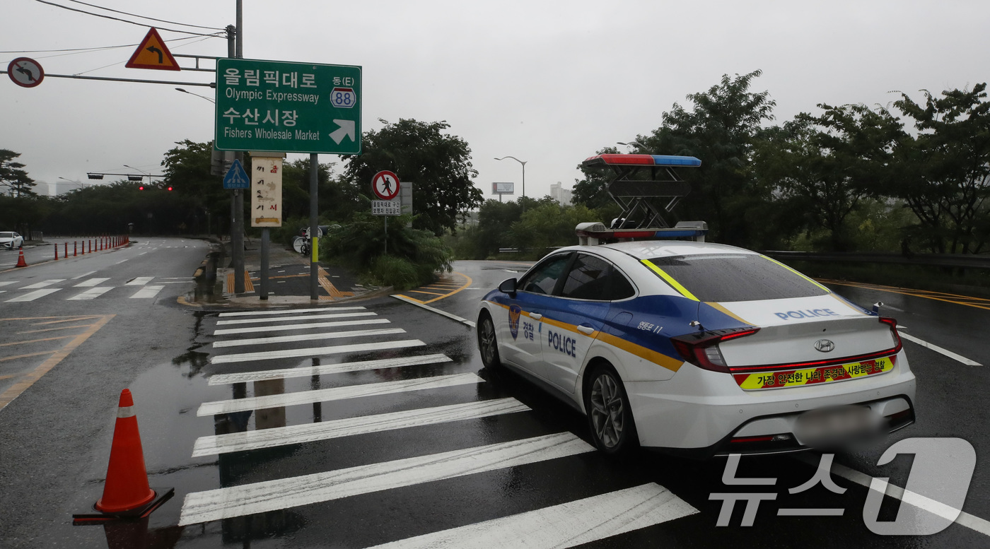 (서울=뉴스1) 임세영 기자 = 18일 오후 서울 여의도 올림픽대로 여의상류 IC 진입로가 통제되고 있다. 중부지방 집중호우로 팔당댐 방류량이 늘어나 잠수교와 올림픽대로 여의상류I …