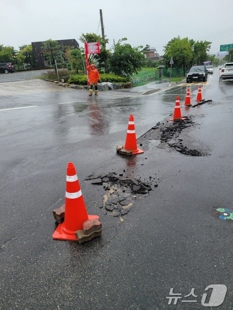 원주 행구동 도로 파손 현장.&#40;독자 제공&#41; 