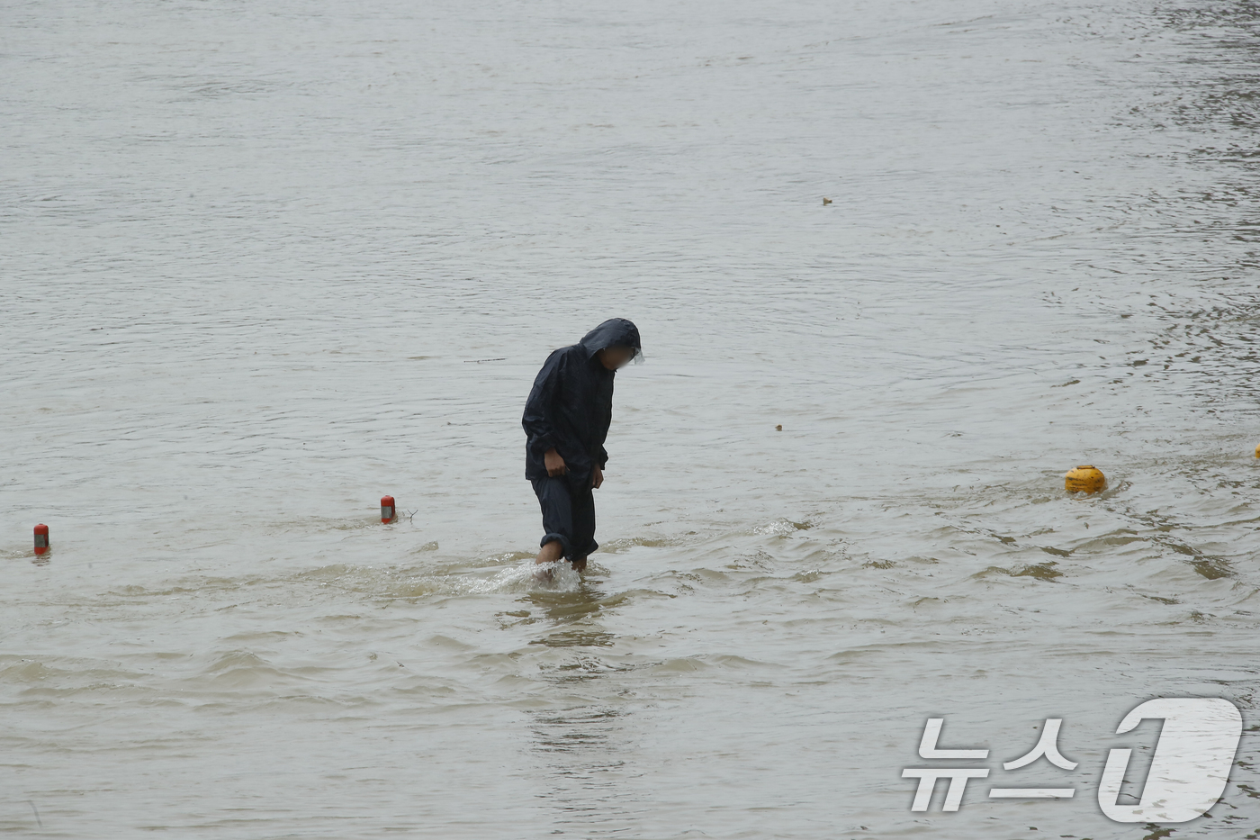 (서울=뉴스1) 권현진 기자 = 서울을 비롯한 수도권, 충남 지역에 호우경보가 발효된 18일 서울 반포한강공원이 침수돼 있다.행정안전부는 이날 오전 7시 50분부로 중앙재난안전대책 …