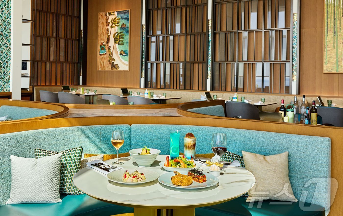 본문 이미지 - 미쉐린 2스타 출신 셰프가 만드는 제주 드림타워 &#39;카페 8&#39;의 메뉴.&#40;롯데관광개발 제공&#41;