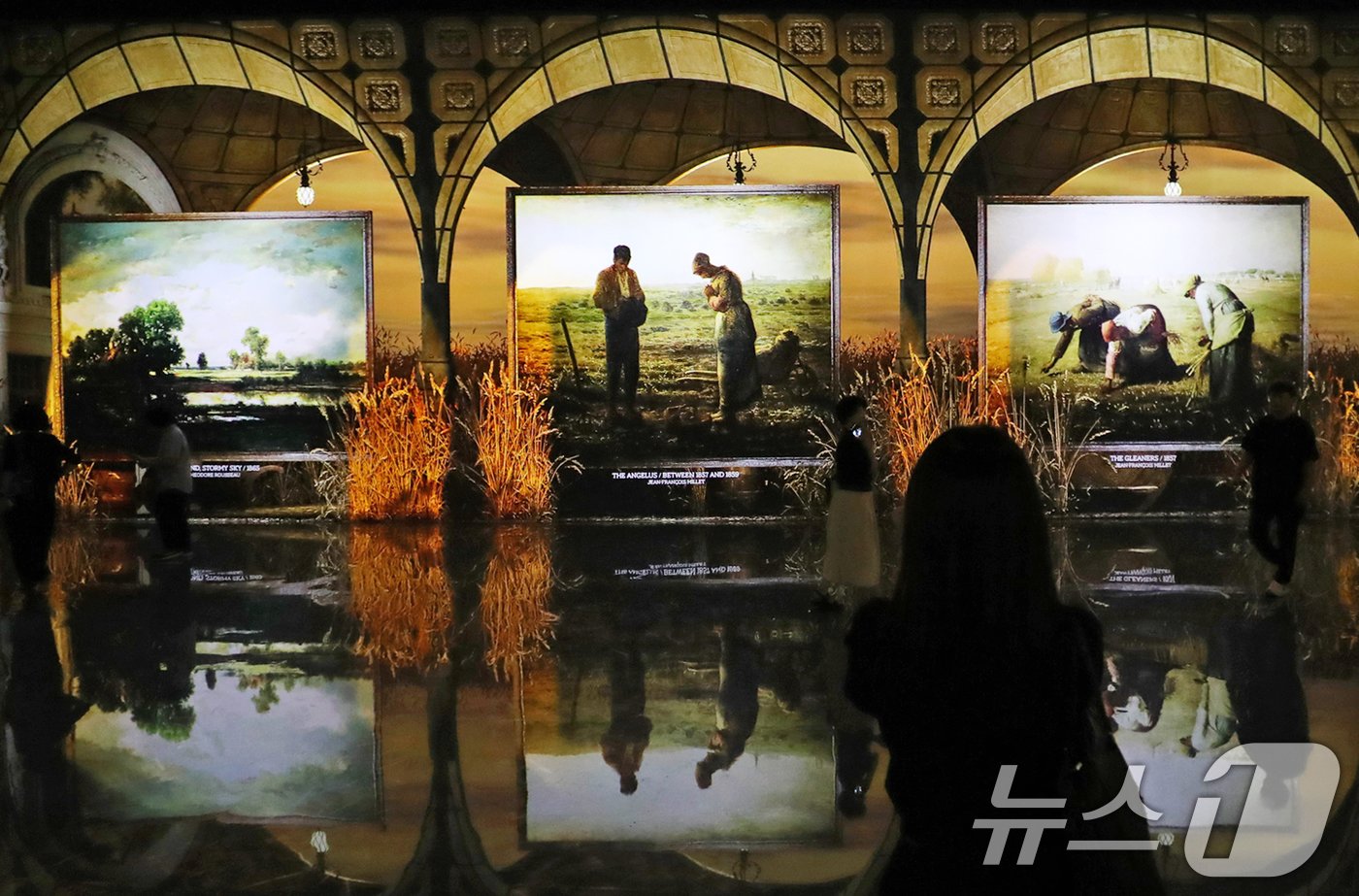 본문 이미지 - 18일 오후 부산 영도구 '아르떼뮤지엄 부산'에서 열린 개관식에서 참석자들이 미디어아트 전시관을 둘러보고 있다.  2024.7.18/뉴스1 ⓒ News1 윤일지 기자