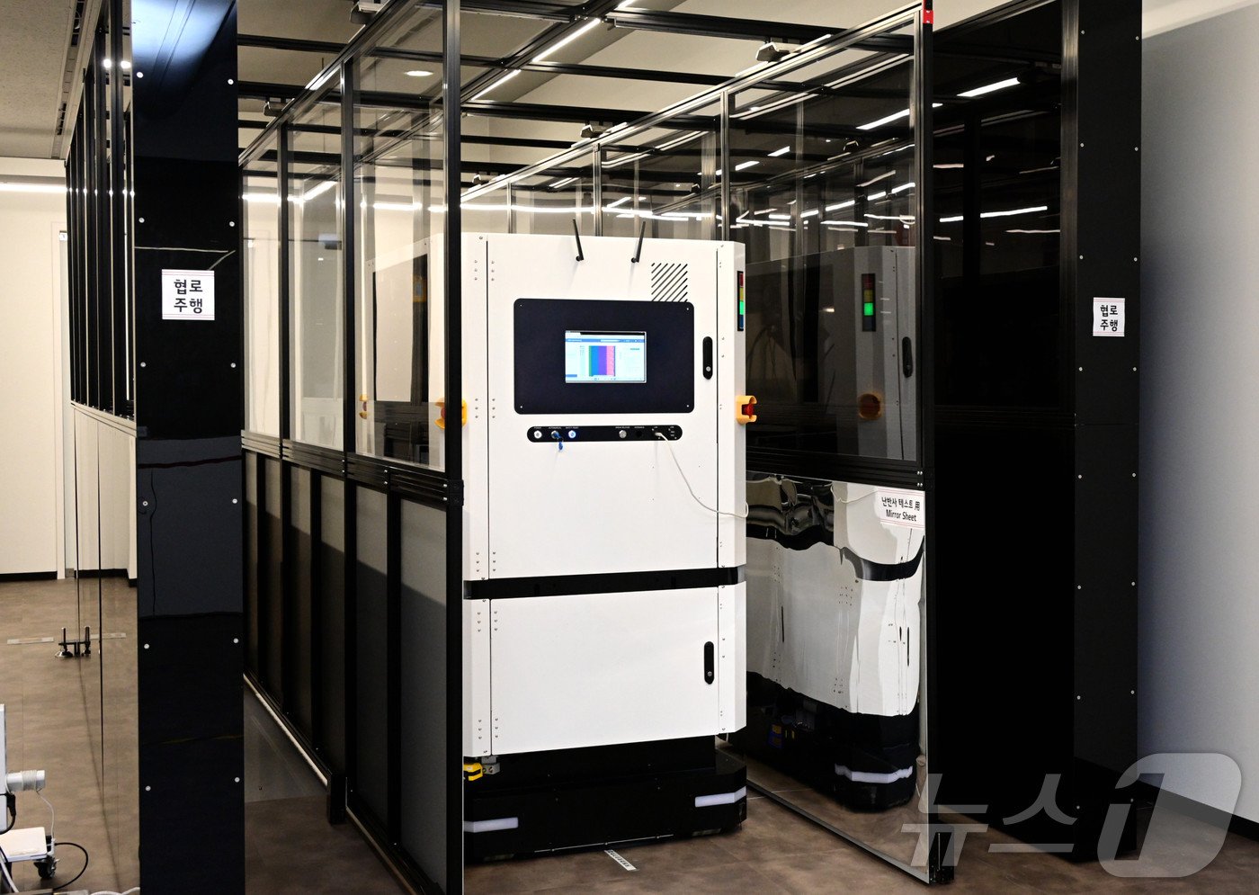 본문 이미지 - LG전자 생산기술원이 개발한 자율주행 이동로봇(AMR)이 좁고 빛 반사가 있는 환경에서도 주행하는 모습을 테스트하고 있다.(LG전자 제공). ⓒ 뉴스1