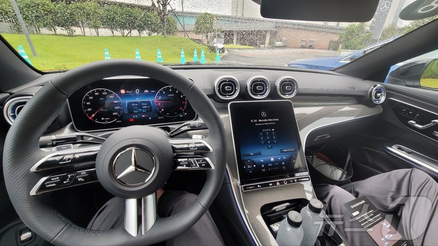 본문 이미지 - 메르세데스-벤츠 CLE 카브리올레 실내 ⓒ News1 박기범 기자 