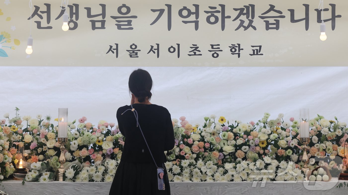 본문 이미지 - 서이초 교사 사망 1주기인 18일 서울 서초구 서이초등학교에 마련된 추모장소에서 추모객들이 추모를 하고 있다. 2024.7.18/뉴스1 ⓒ News1 김도우 기자