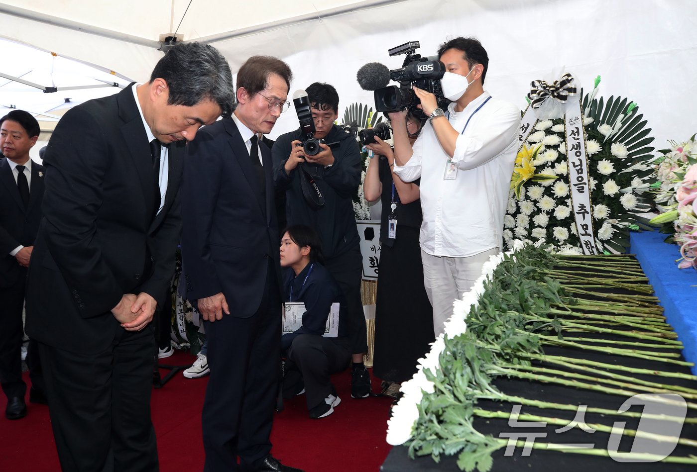 본문 이미지 - 이주호 사회부총리 겸 교육부 장관과 조희연 서울시교육감이 18일 오후 서울 종로구 서울시교육청에서 열린 서이초 순직교사 1주기 추모식을 마친 후 추모공간에 헌화·묵념하고 있다. 2024.7.18/뉴스1 ⓒ News1 오대일 기자