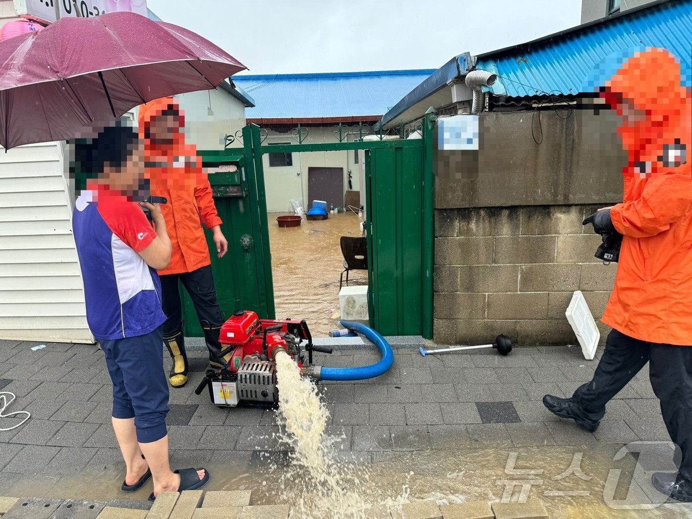 본문 이미지 - 충북 음성군 금왕읍의 한 주택 배수 현장(음성소방서 제공)/뉴스1