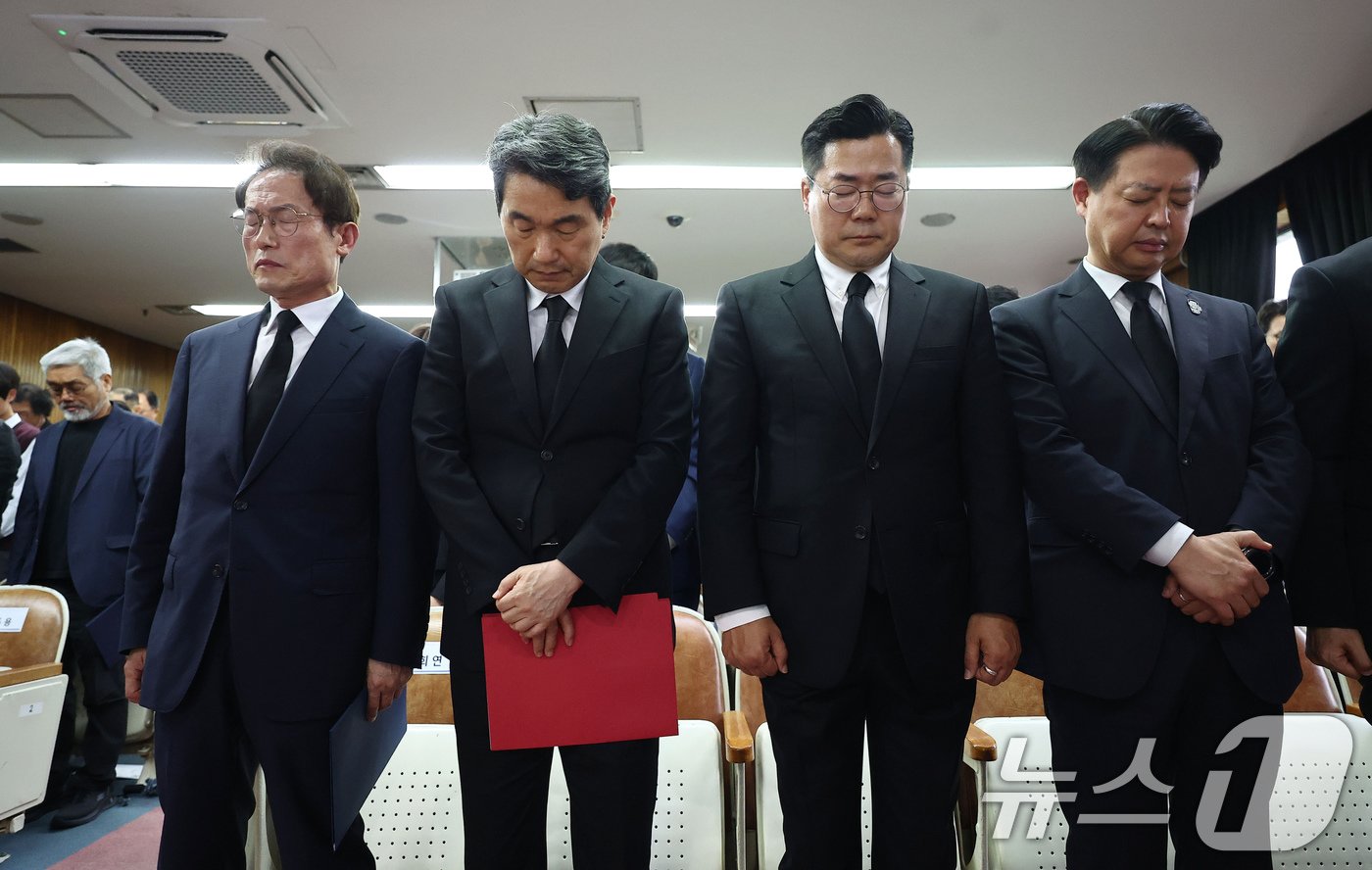 본문 이미지 - 18일 오후 서울시교육청에서 열린 서이초 교사 순직 1주기 공동 추모식에서 이주호 사회부총리 겸 교육부 장관(왼쪽 두번째),조희연 서울시교육감(왼쪽), 박찬대 더불어민주당 대표 권한대행 겸 원내대표(왼쪽 세번째), 김영호 국회 교육위원장이 묵념을 하고 있다. (공동취재) 2024.7.18/뉴스1 ⓒ News1 오대일 기자