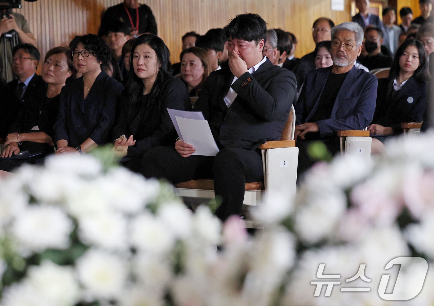 18일 오후 서울시교육청에서 열린 서이초 교사 순직 1주기 공동 추모식에서 순직 교사의 사촌오빠인 박두용 교사유가족협의회대표가 추모 영상을 보던 중 눈물을 흘리고 있다. &#40;공동취재&#41; 2024.7.18/뉴스1 ⓒ News1 오대일 기자