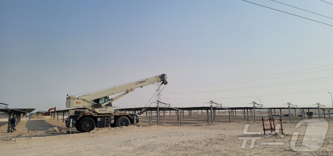 본문 이미지 - 카타르 도하 메사이드(Mesaieed) 태양광 발전 프로젝트 건설 현장 전경.2024.7.9/뉴스1 ⓒ News1 황보준엽 기자