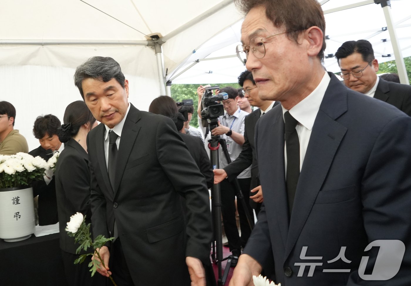 이주호 부총리 겸 교육부 장관&#40;왼쪽&#41;과 조희연 서울시교육감이 18일 오후 서울 중구 서울시교육청에서 열린 서이초등학교 교사 사망 1주기 추모행사를 마치고 헌화를 하고 있다. &#40;공동취재&#41; 2024.7.18/뉴스1 ⓒ News1 오대일 기자