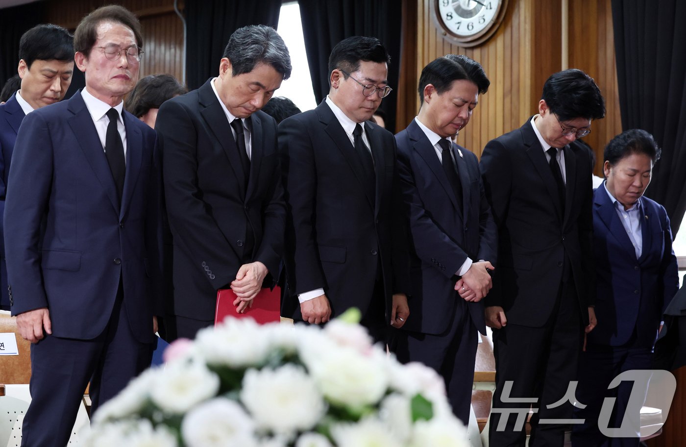 조희연 서울시교육감&#40;왼쪽부터&#41;, 이주호 사회부총리 겸 교육부 장관, 박찬대 더불어민주당 대표 권한대행 겸 원내대표, 김영호 국회 교육위원장, 조정훈 국회 교육위원회 국민의힘 간사, 문정복 국회 교육위원회 더불어민주당 간사가 18일 오후 서울 종로구 서울시교육청에서 열린 서이초 교사 순직 1주기 공동추모식에서 묵념을 하고 있다. &#40;공동취재&#41; 2024.7.18/뉴스1 ⓒ News1 오대일 기자