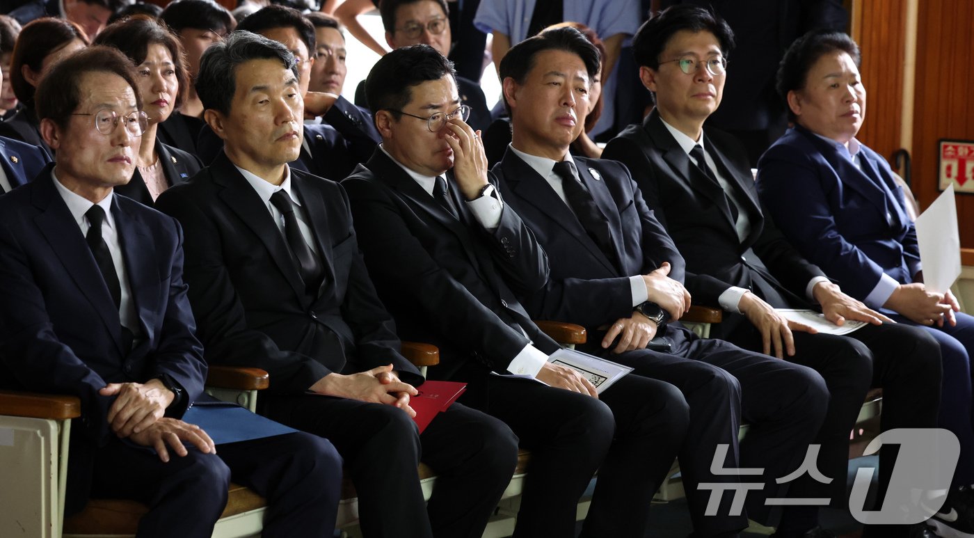 본문 이미지 - 조희연 서울시교육감(왼쪽부터), 이주호 사회부총리 겸 교육부 장관, 박찬대 더불어민주당 대표 권한대행 겸 원내대표, 김영호 국회 교육위원장, 조정훈 18일 오후 서울 종로구 서울시교육청에서 열린 서이초 교사 순직 1주기 공동추모식에서 굳은 표정을 짓고 있다. (공동취재) 2024.7.18/뉴스1 ⓒ News1 오대일 기자
