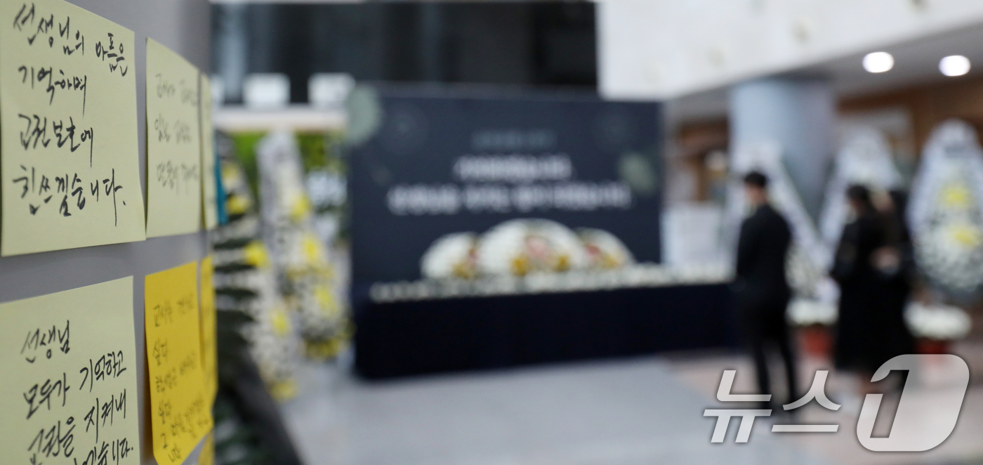 (전주=뉴스1) 유경석 기자 = 18일 전북 전주시 전북특별자치도교육청에서 열린 故 서이초 순직교사 1주기 추모제에서 참석자들이 청내에 마련된 추모공간에서 헌화를 하고 있다. 20 …