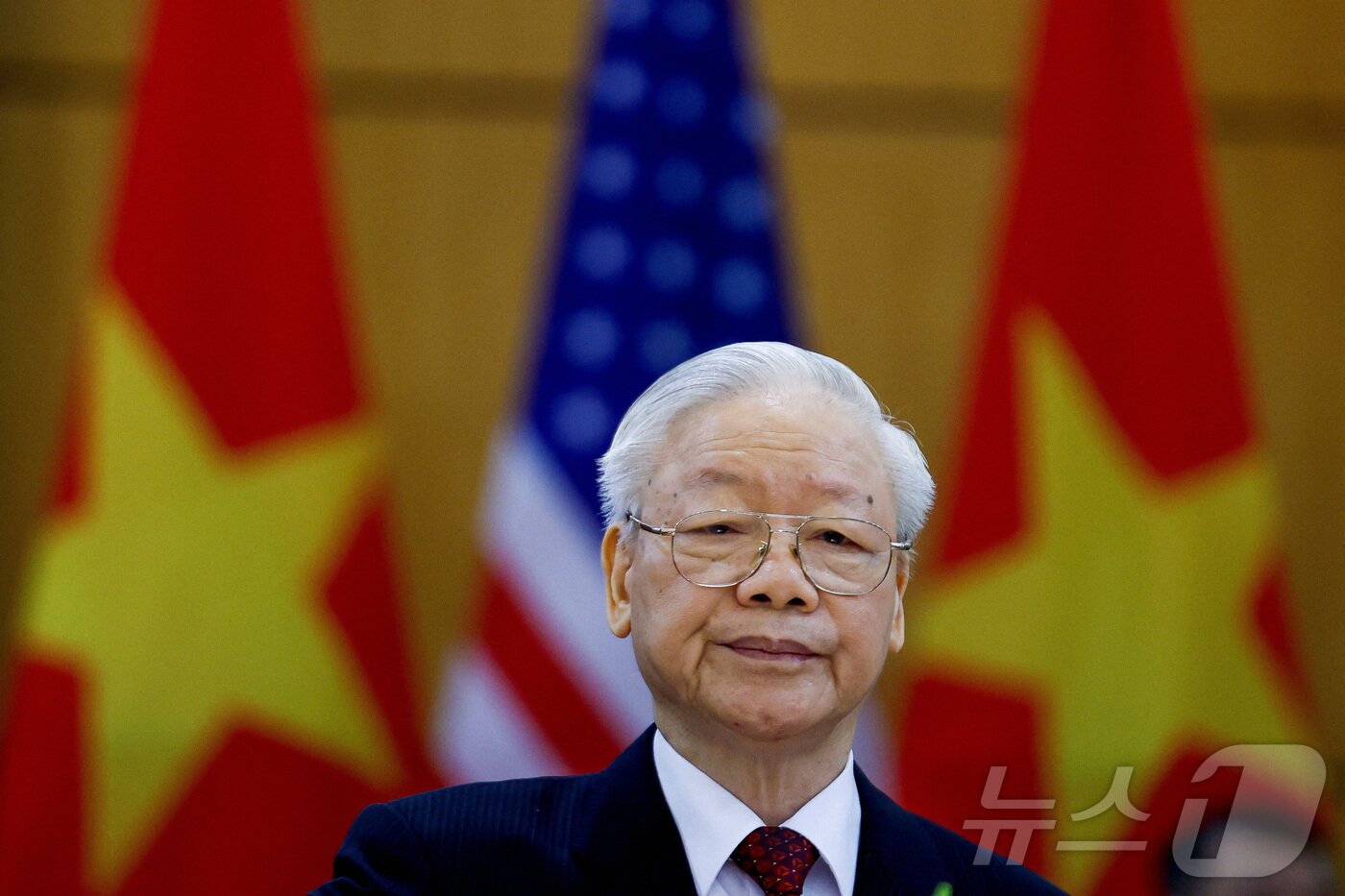 본문 이미지 - 베트남 권력 서열 1위인 응우옌 푸 쫑 공산당 서기장이 지난해 9월 하노이 공산당 본부에서 조 바이든 미국 대통령과 공동 성명을 발표하는 모습. 2023.09.10. ⓒ 로이터=뉴스1 ⓒ News1 김성식 기자