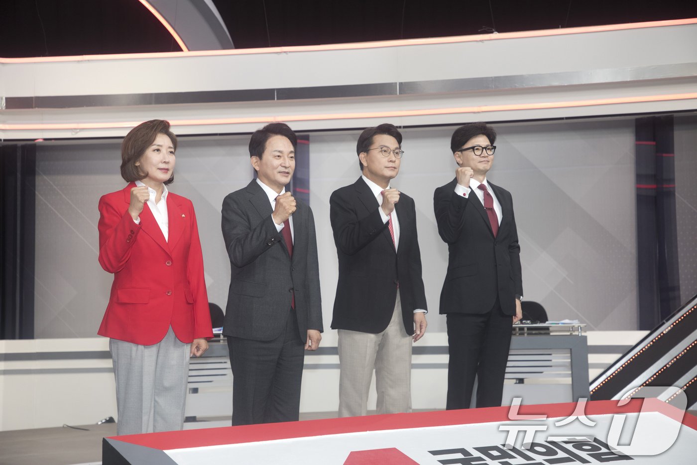 본문 이미지 - 18일 오후 서울 여의도 KBS별관 스튜디오에서 국민의힘 제4차 전당대회 당대표 후보 TV토론에 나선 나경원, 원희룡, 윤상현, 한동훈 후보가 포즈를 취하고 있다. 2024.7.18/뉴스1 ⓒ News1 국회사진기자단