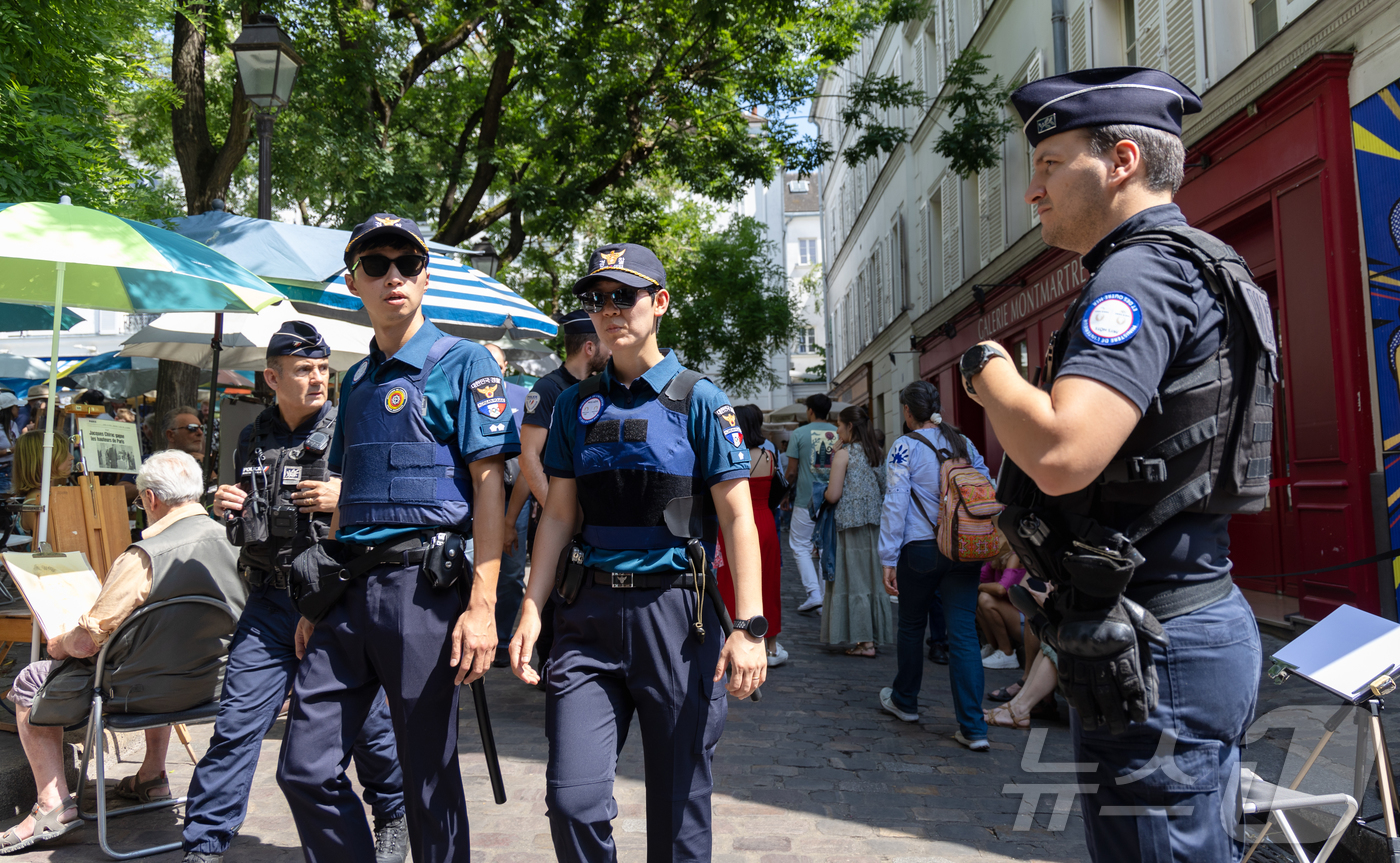 (프랑스(파리)=뉴스1) 이준성 기자 = 2024 파리올림픽을 일주일여 앞둔 18일(현지시간) 프랑스 파리 몽마르트르 언덕 일대에서 한국 경찰과 브라질, 프랑스 경찰이 합동 순찰에 …