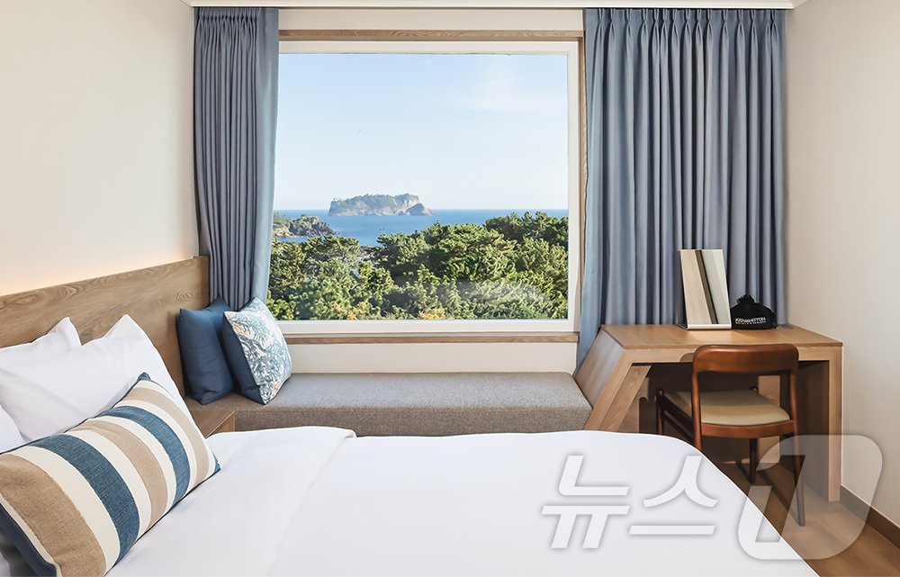 본문 이미지 - 켄싱턴리조트 서귀포의 '켄싱턴 프리미어' 객실.(이랜드파크 제공)