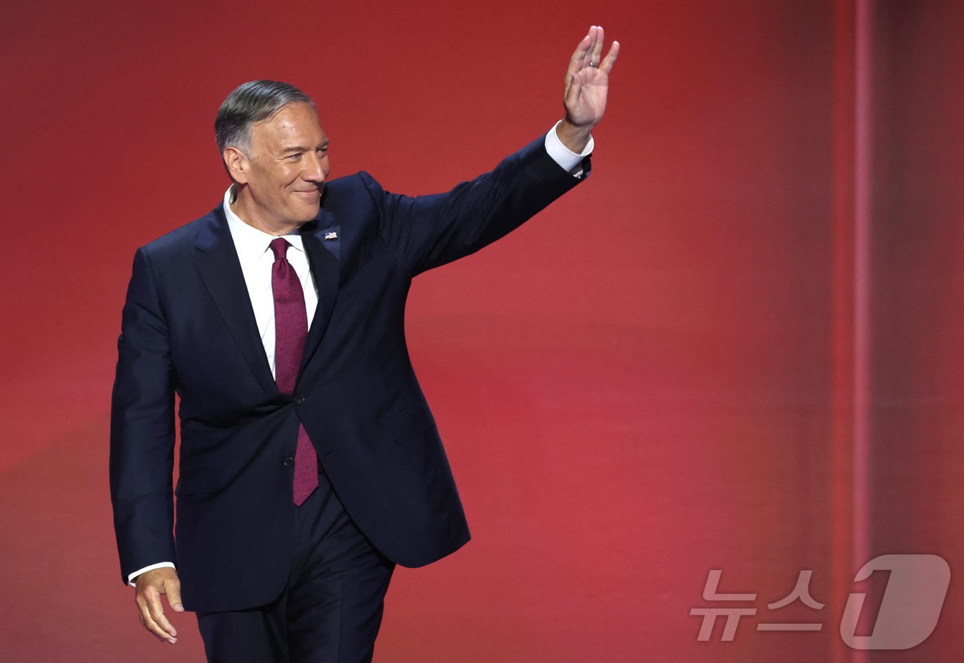 본문 이미지 - 18일(현지시간) 마이크 폼페이오 전 국무장관이 미국 위스콘신주 밀워키에서 열린 공화당 전당대회 마지막 날에 참석해 무대에 오르며 지지자들에게 인사하고 있다. 2024.07.18. ⓒ 로이터=뉴스1 ⓒ News1 장시온 기자