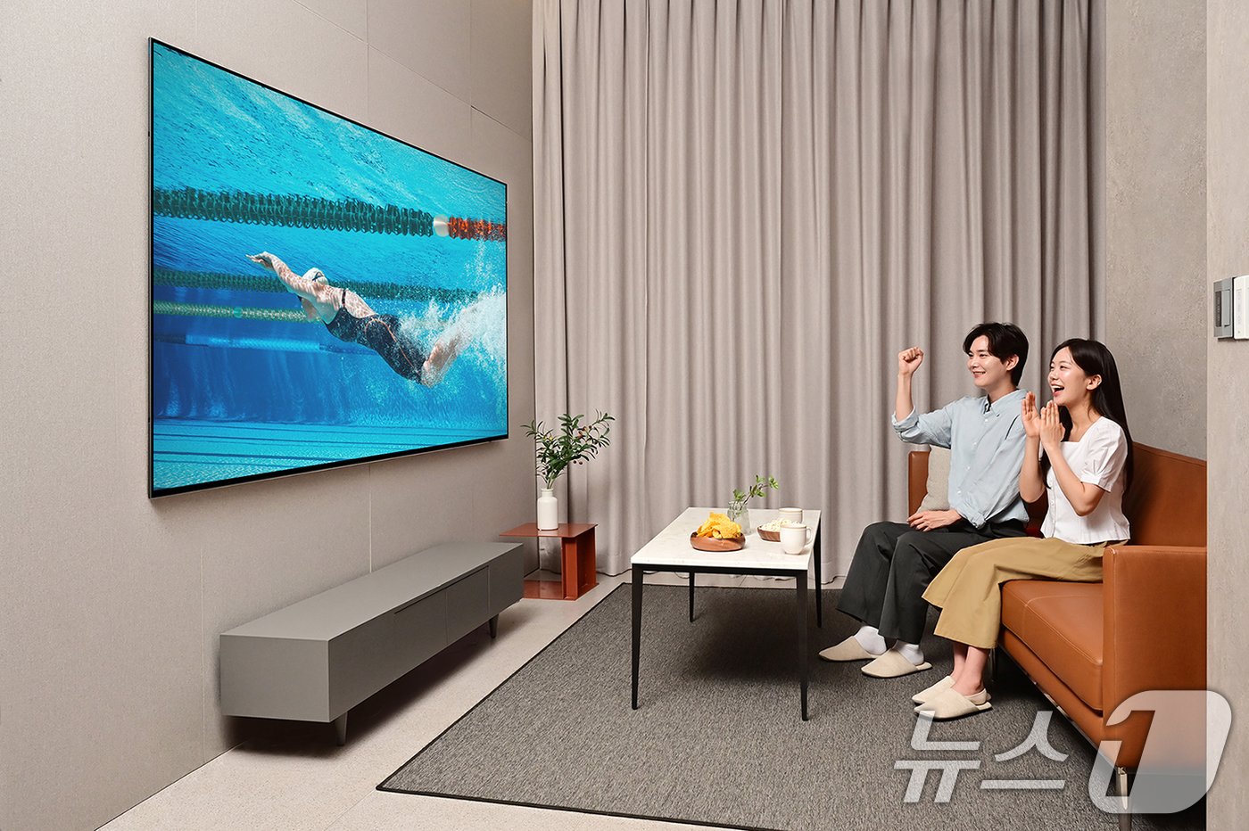  삼성전자 모델들이 &#39;네오 QLED 8K&#39;로 스포츠 경기를 시청하고 있다. &#40;삼성전자 제공&#41; 2024.7.19/뉴스1