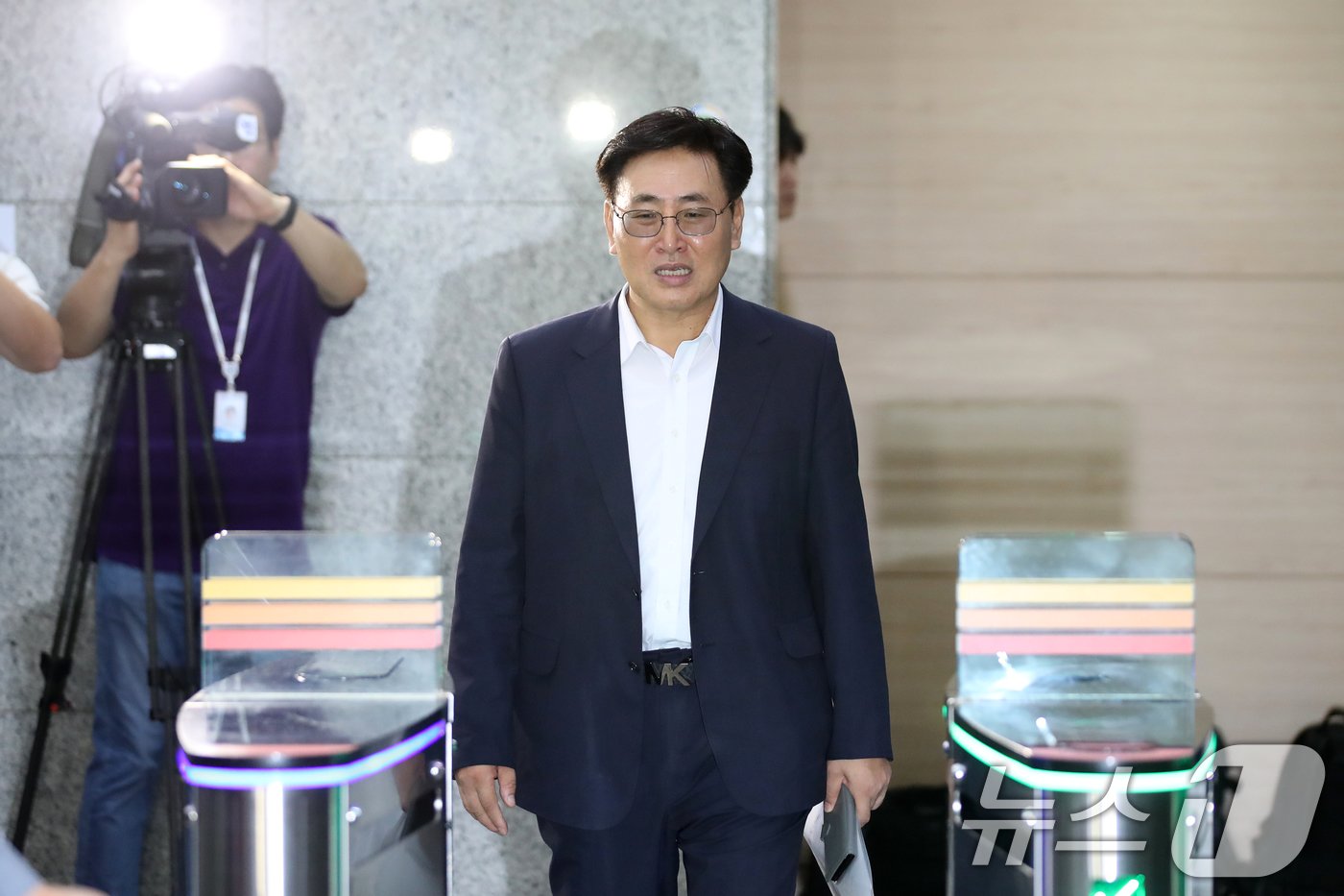 본문 이미지 - 유상임 과학기술정보통신부 장관 후보자가 19일 오전 서울 종로구 광화문우체국에 마련된 청문회 준비 사무실로 들어서고 있다. 2024.7.19/뉴스1 ⓒ News1 이승배 기자