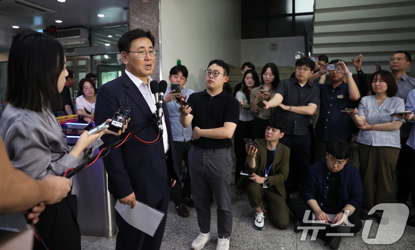 유상임 과학기술정보통신부 장관 후보자가 19일 오전 서울 종로구 광화문우체국에 마련된 청문회 준비 사무실로 들어서며 취재진의 질의에 답하고 있다. 2024.7.19/뉴스1 ⓒ News1 이승배 기자