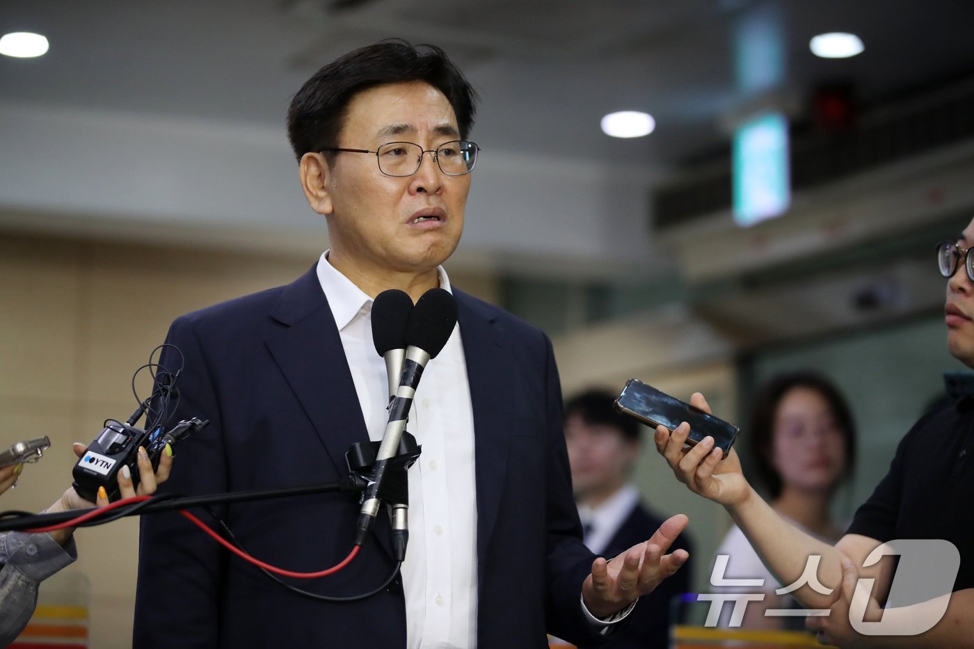 본문 이미지 - 유상임 과학기술정보통신부 장관 후보자가 19일 오전 서울 종로구 광화문우체국에 마련된 청문회 준비 사무실로 들어서며 취재진의 질의에 답변하고 있다. 2024.7.19/뉴스1 ⓒ News1 이승배 기자