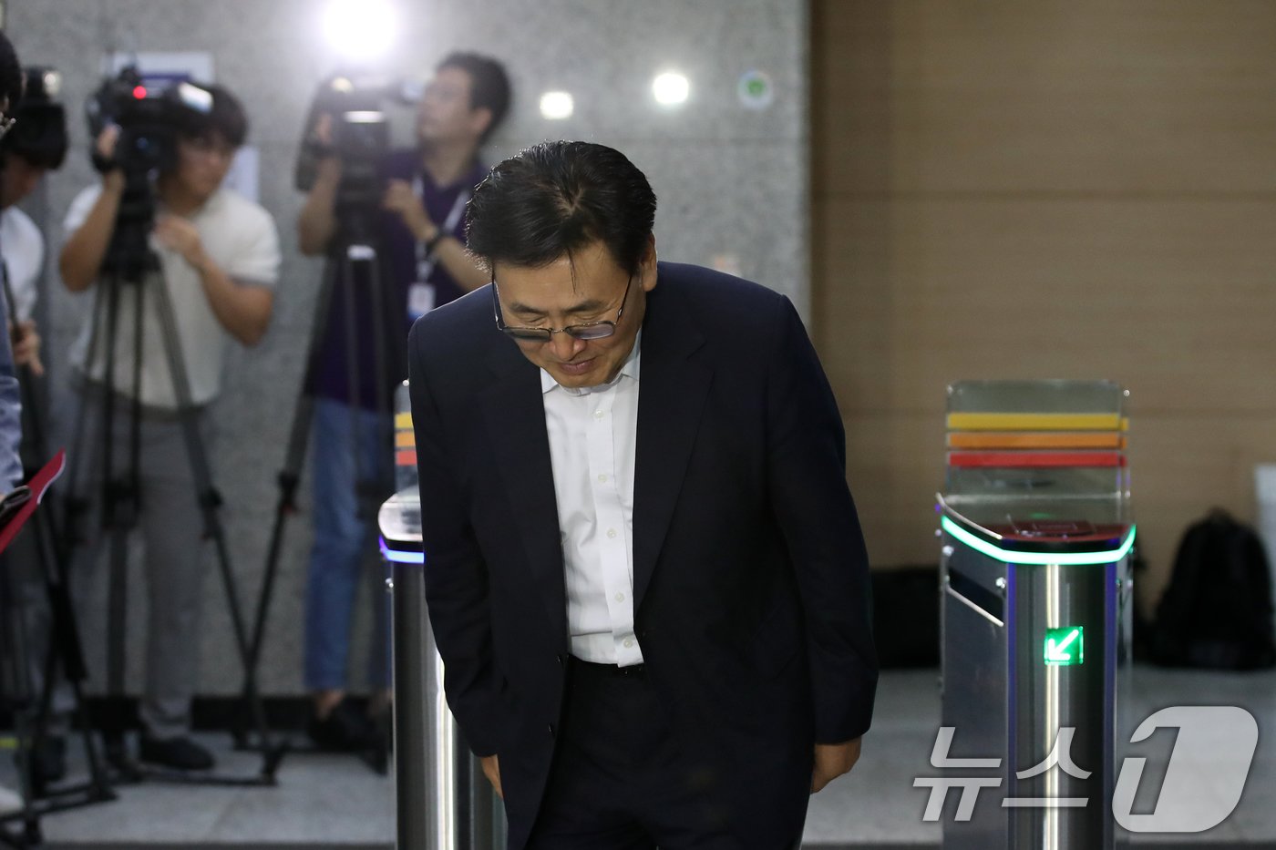 본문 이미지 - 유상임 과학기술정보통신부 장관 후보자가 19일 오전 서울 종로구 광화문우체국에 마련된 청문회 준비 사무실로 들어서고 인사하고 있다. 2024.7.19/뉴스1 ⓒ News1 이승배 기자