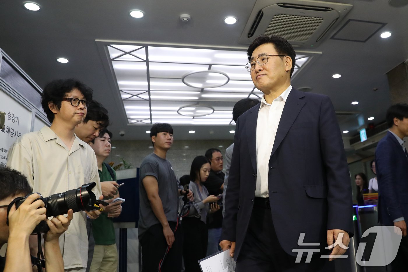 본문 이미지 - 유상임 과학기술정보통신부 장관 후보자가 19일 오전 서울 종로구 광화문우체국에 마련된 청문회 준비 사무실로 들어서고 있다. 2024.7.19/뉴스1 ⓒ News1 이승배 기자
