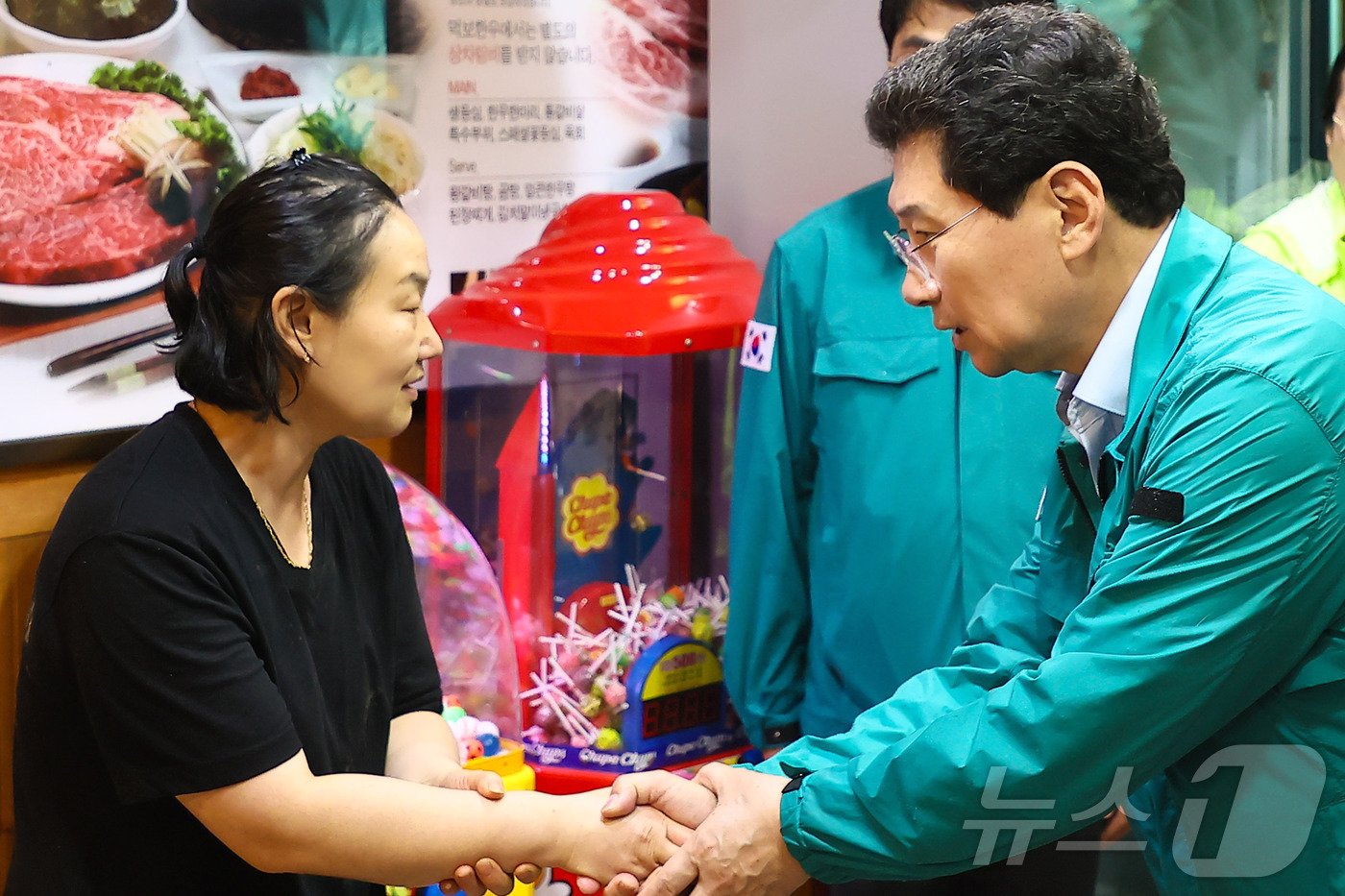 본문 이미지 - 이상일 용인시장이 18일 폭우 피해를 입은 상인을 만나 위로를 전하고 있다.(용인시 제공)