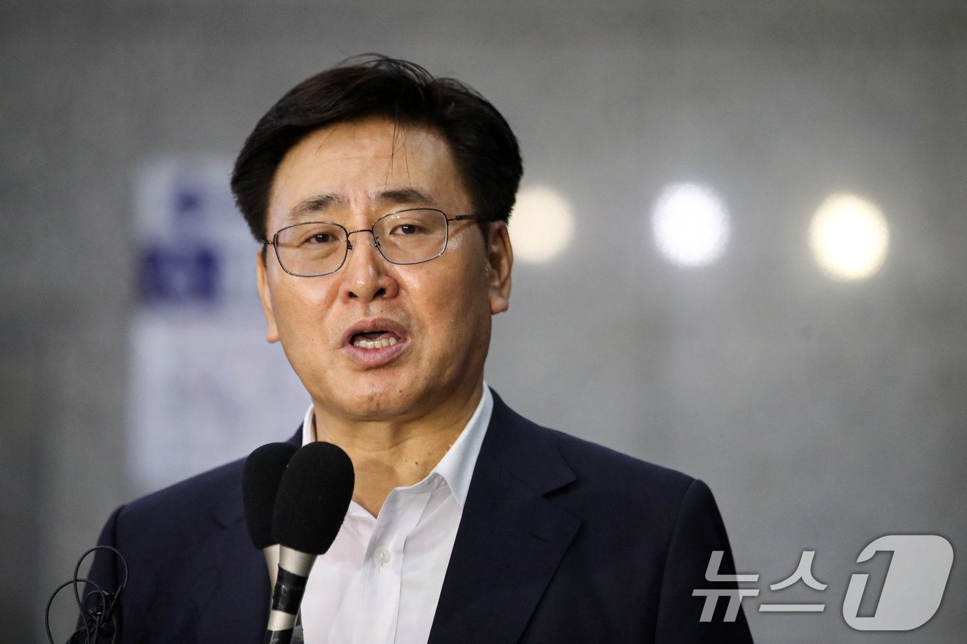 본문 이미지 - 유상임 과학기술정보통신부 장관 후보자가 19일 오전 서울 종로구 광화문우체국에 마련된 청문회 준비 사무실로 들어서며 취재진의 질의에 답변하고 있다. 2024.7.19/뉴스1 ⓒ News1 이승배 기자