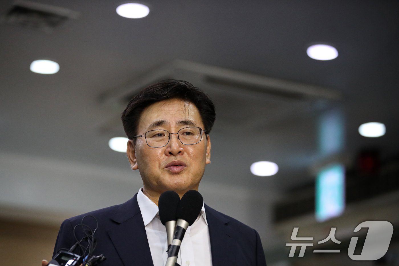 본문 이미지 - 유상임 과학기술정보통신부 장관 후보자가 19일 오전 서울 종로구 광화문우체국에 마련된 청문회 준비 사무실로 들어서며 취재진의 질의에 답변하고 있다. 2024.7.19/뉴스1 ⓒ News1 이승배 기자
