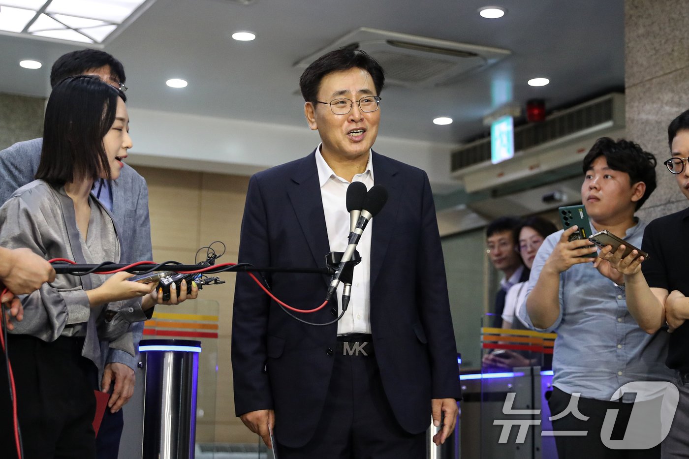 본문 이미지 - 유상임 과학기술정보통신부 장관 후보자가 19일 오전 서울 종로구 광화문우체국에 마련된 청문회 준비 사무실로 들어서며 취재진의 질의에 답하고 있다. 2024.7.19/뉴스1 ⓒ News1 이승배 기자