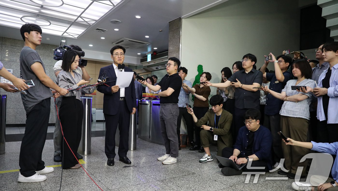 본문 이미지 - 유상임 과학기술정보통신부 장관 후보자가 19일 오전 서울 종로구 광화문우체국에 마련된 청문회 준비 사무실로 들어서며 소감을 밝히고 있다. 2024.7.19/뉴스1 ⓒ News1 이승배 기자