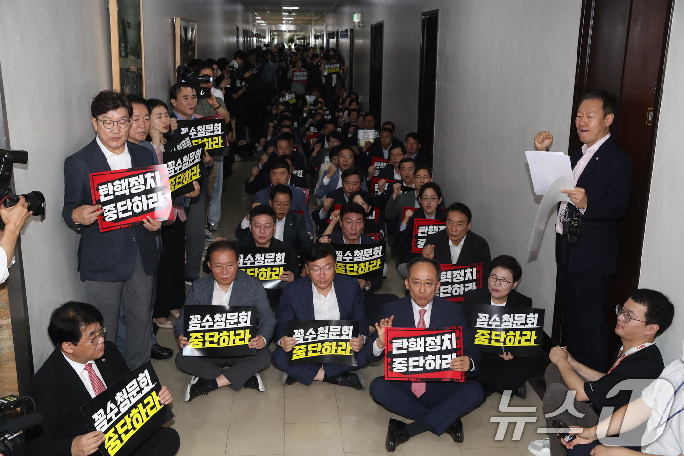 본문 이미지 - 채상병 순직 1주기인 19일 오전 서울 여의도 국회 법제사법위원회에서 &#39;윤석열 대통령 탄핵소추안 즉각 발의 요청에 관한 청원 관련 1차 청문회&#39;가 예정된 가운데 국민의힘 의원들이 항의농성을 하고 있다. 2024.7.19/뉴스1 ⓒ News1 이광호 기자