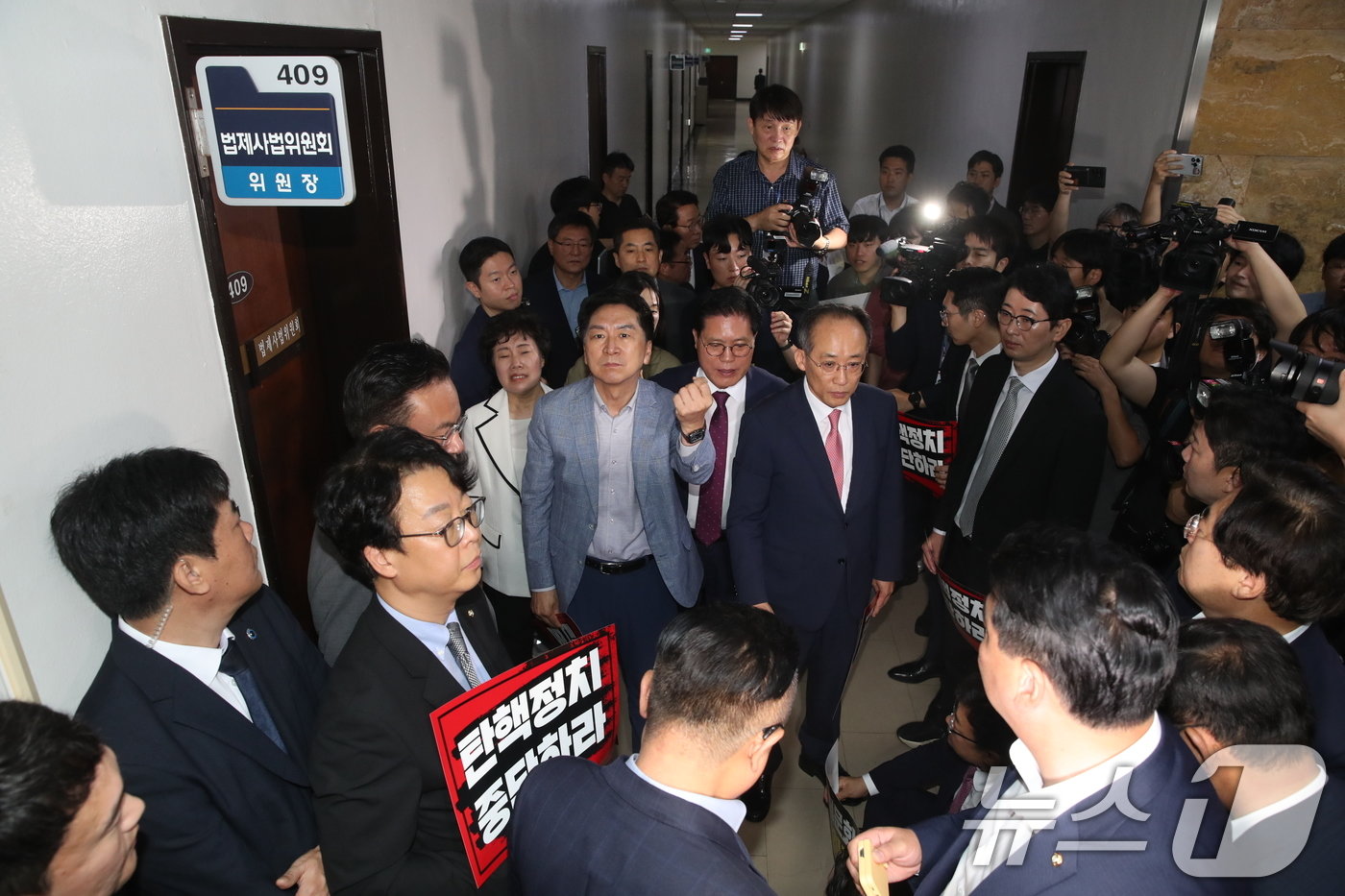 본문 이미지 - 채상병 순직 1주기인 19일 오전 서울 여의도 국회 법제사법위원회에서 &#39;윤석열 대통령 탄핵소추안 즉각 발의 요청에 관한 청원 관련 1차 청문회&#39;가 예정된 가운데 국민의힘 의원들이 항의농성을 하고 있다. 2024.7.19/뉴스1 ⓒ News1 이광호 기자