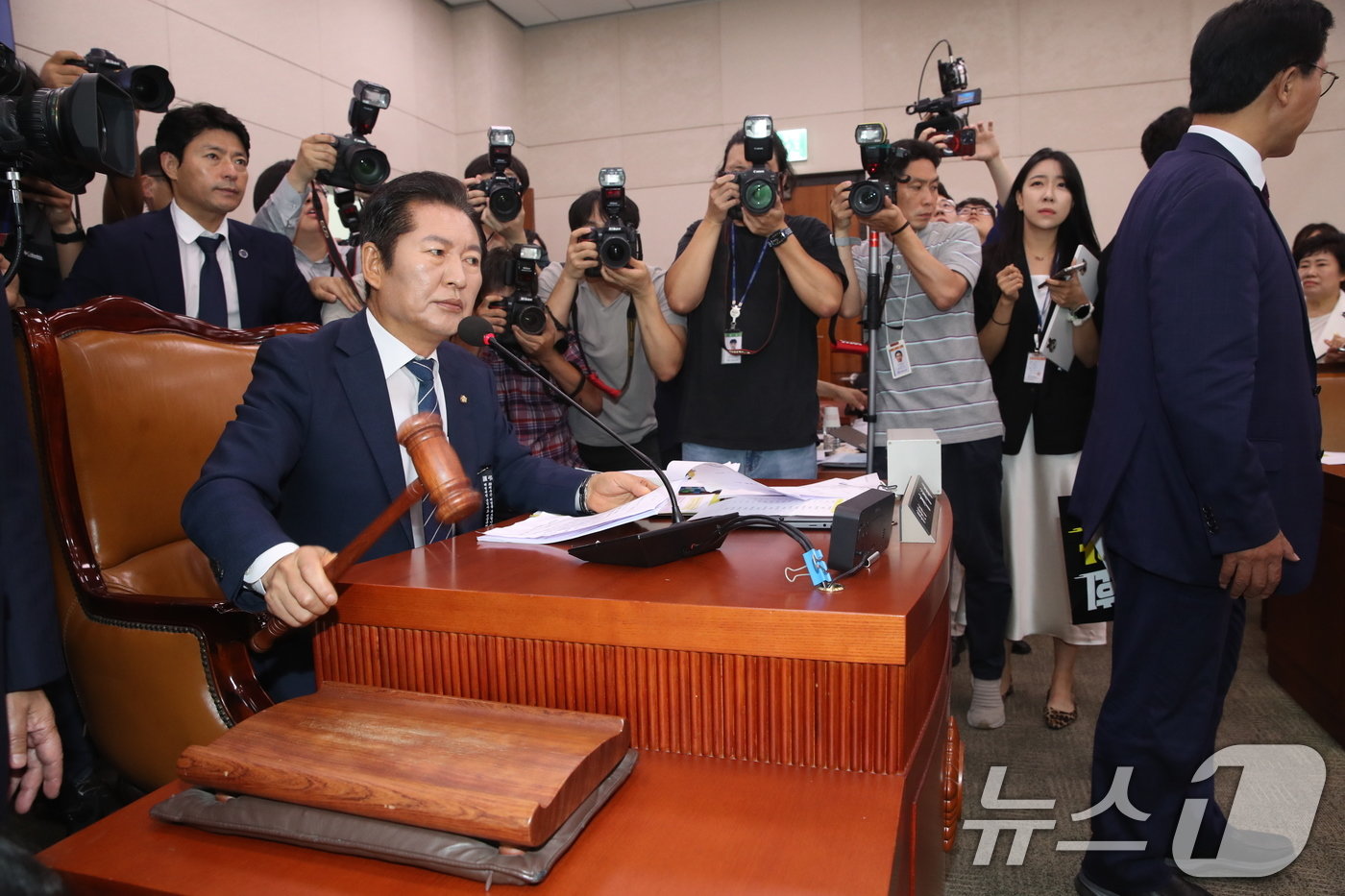본문 이미지 - 19일 국회 법제사법위원회에서 열린 &#39;윤석열 대통령 탄핵소추안 발의 요청&#39; 국민동의 청원 관련 청문회에서 정청래 위원장이 의사봉을 두드리고 있다. 2024.7.19/뉴스1 ⓒ News1 이광호 기자