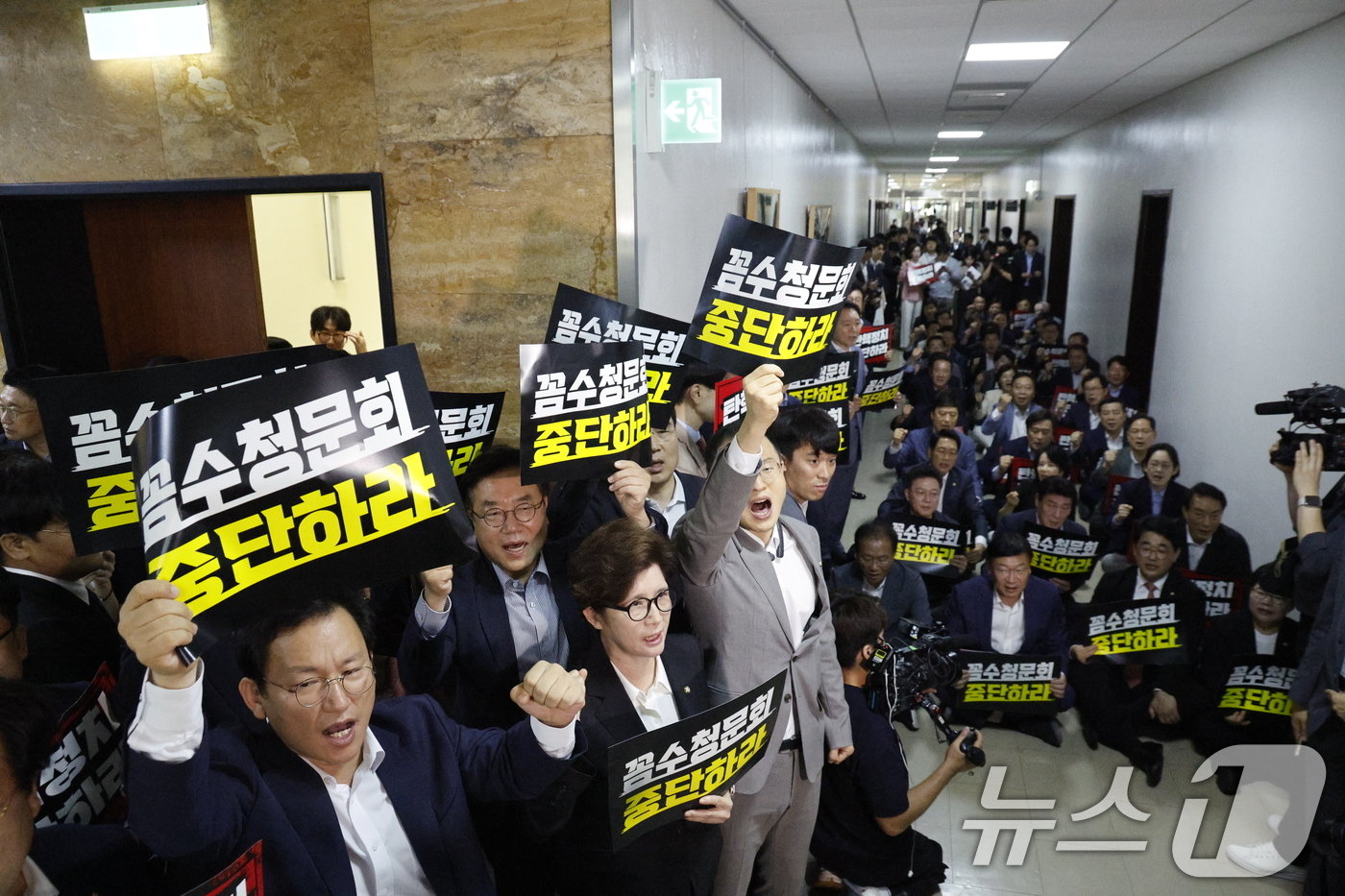 본문 이미지 - 채상병 순직 1주기인 19일 오전 서울 여의도 국회 법제사법위원회에서 &#39;윤석열 대통령 탄핵소추안 즉각 발의 요청에 관한 청원 관련 1차 청문회&#39;가 예정된 가운데 국민의힘 의원들이 항의농성을 하고 있다. 2024.7.19/뉴스1 ⓒ News1 안은나 기자