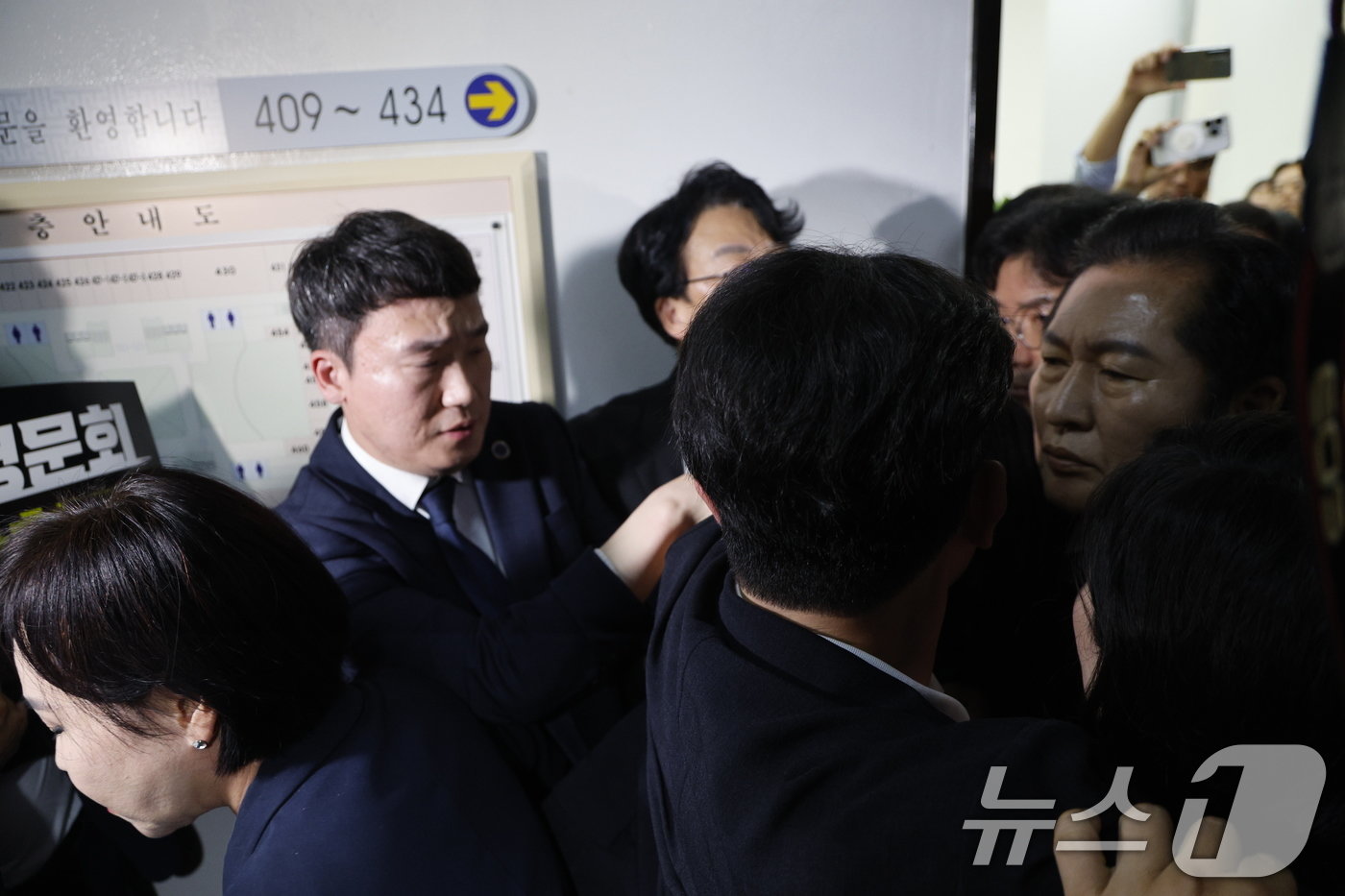 본문 이미지 - 정청래 국회 법사위원회 위원장이 19일 오전 서울 여의도 국회 법제사법위원회에서 국민의힘 의원들의 항의를 받으며 &#39;윤석열 대통령 탄핵소추안 즉각 발의 요청에 관한 청원 관련 1차 청문회&#39; 회의장으로 향하고 있다. 2024.7.19/뉴스1 ⓒ News1 안은나 기자